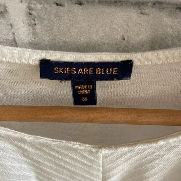 Women’s Skies are Blue- white twist front textured Top, Size Medium - Picture 4 of 5